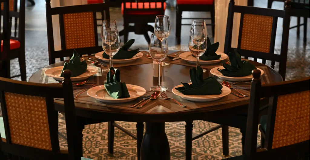 Sảnh tiệc REVERYUN - Du thuyền Sài Gòn REVER Cruises Sảnh tiệc REVERYUN - Du thuyền Sài Gòn REVER Cruises